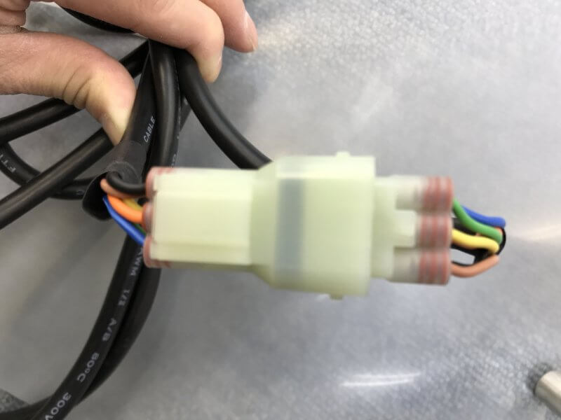配線を切断、又はカプラーを外し、再接続すると、指示方向と間違った動作を起こす可能性があります。
配線を切断・カプラーを外すなどの作業をする際は、配線カラーの位置を間違えないように再接続してください。